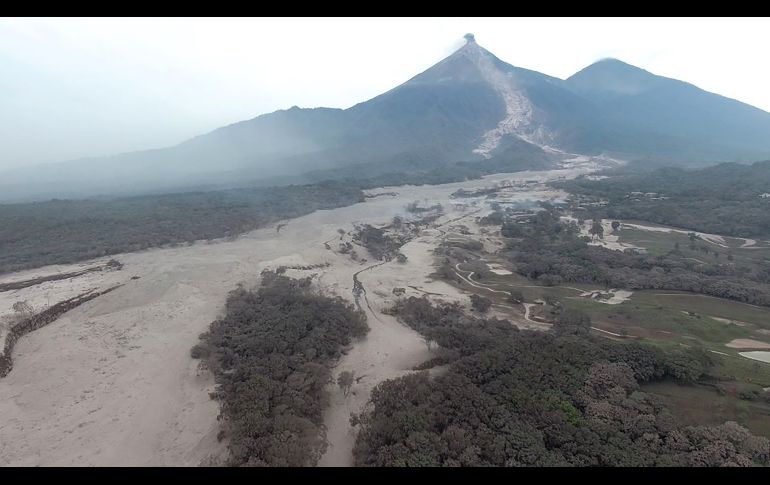 El flujo piroclástico descendió en columnas del cráter del volcán, ubicado entre los límites de los departamentos de Escuintla, Chimaltenango y Sacatepéquez.  AFP/Policía Nacional de Guatemala