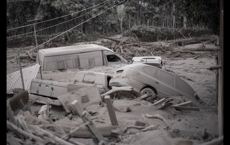 Vehículos quedaron semi enterrados y cubiertos de ceniza. AFP/J. Ordonez