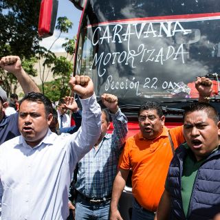 Maestros de CNTE se enfrentan con policías en la México-Cuernavaca