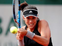 La española, ganadora del Grand Slam parisino en 2016, vencía 2-0 en el primer set cuando su rival tuvo que retirarse. EFE / I. Langsdon