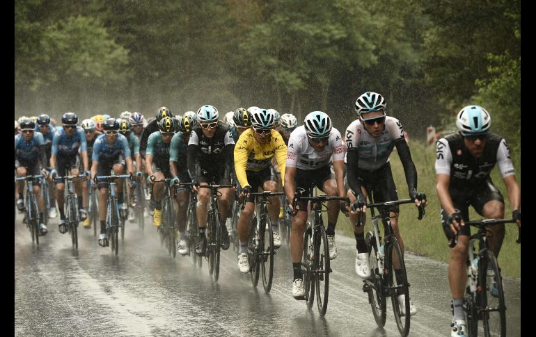 El pelotón compite en la primera etapa de la 70 edición de la carrera Criterium du Dauphine, entre Valence y Saint Just Saint Rambert, Francia. AFP/P. Lopez