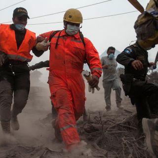 Suben a 65 los fallecidos por erupción de volcán en Guatemala