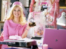 Witherspoon encarnó a Elle Woods, la rubia que sorprende a todos al entrar a la Escuela de Derecho de Harvard. ESPECIAL / Metro Goldwyn Mayer