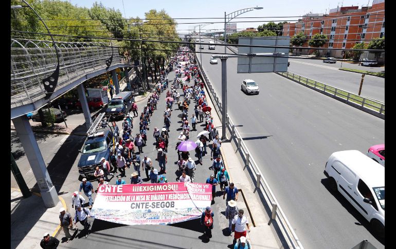 Maestros de la CNTE  marcharon de diferentes puntos de la Ciudad de México y causaron caos vial. SUN/I. Olivares