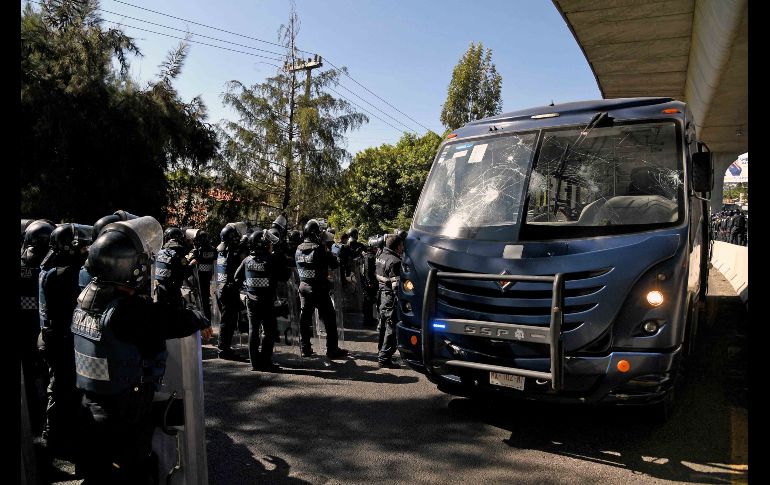 Uniformados que pensaba encapsularlos para que no congestionaran el sur de la capital. Tres policías resultaron lesionados. SUN/A. Martínez
