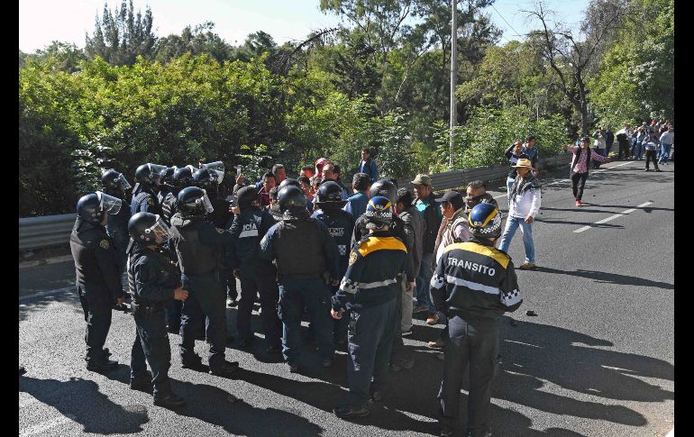 Un grupo de maestros se enfrentó con elementos de la Secretaría de Seguridad Pública y de la Policía Federal en la caseta México-Cuernavaca. SUN/A. Martínez