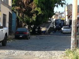 El vehículo fue localizado en el cruce de las calles Topógrafos y Abelardo Rodríguez, en la colonia Emiliano Zapata, en Zapopan. ESPECIAL