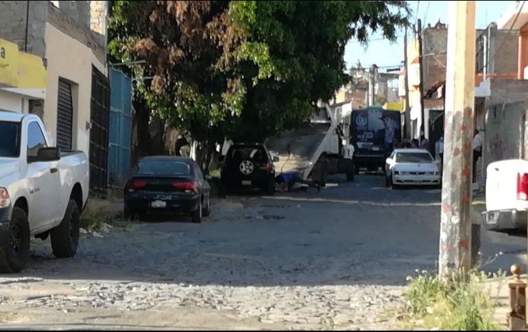 El vehículo fue localizado en el cruce de las calles Topógrafos y Abelardo Rodríguez, en la colonia Emiliano Zapata, en Zapopan. ESPECIAL
