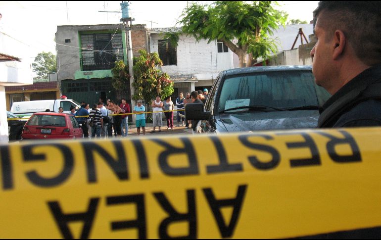 Los testigos señalaron que en el momento en que iba a abordar su vehículo, los asaltantes le dispararon, hurtaron un maletín y huyeron en motocicleta. EL INFORMADOR / ARCHIVO