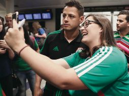 Recibimiento. La Selección mexicana llega al aeropuerto danés, donde varios seguidores los esperaban para tomarse fotos con ellos; en la imagen aparece Javier “Chicharito” Hernández. SUN