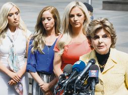 Querella. Gloria Allred (der.) representa a porristas que demandaron a la organización de los Texans. EFE/J. Lane