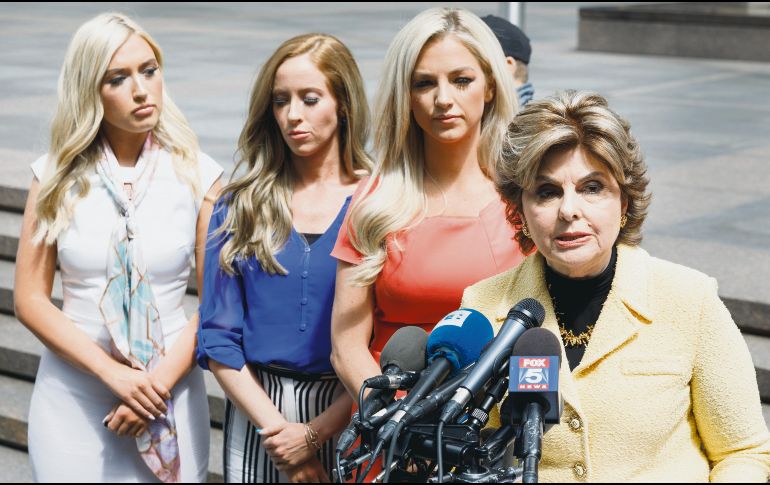 Querella. Gloria Allred (der.) representa a porristas que demandaron a la organización de los Texans. EFE/J. Lane
