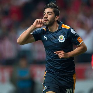 Aficionados de Chivas hacen que #PizarroNoFirmes sea tendencia en Twitter