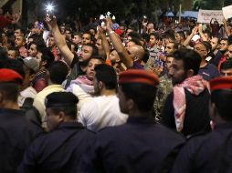 Cientos de jordanos se manifiestan contra las nuevas reformas al impuesto sobre la renta y el alza del impuesto al petróleo, en Amman. EFE/A. Pain