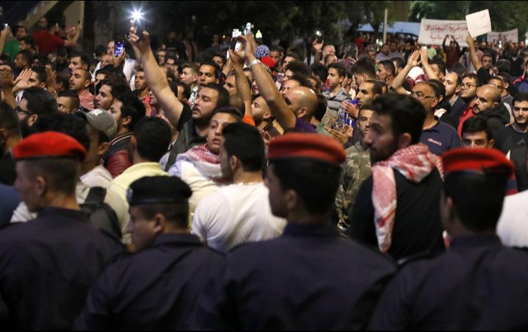 Cientos de jordanos se manifiestan contra las nuevas reformas al impuesto sobre la renta y el alza del impuesto al petróleo, en Amman. EFE/A. Pain