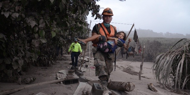 Guatemala sigue cubierta de ceniza e incertidumbre