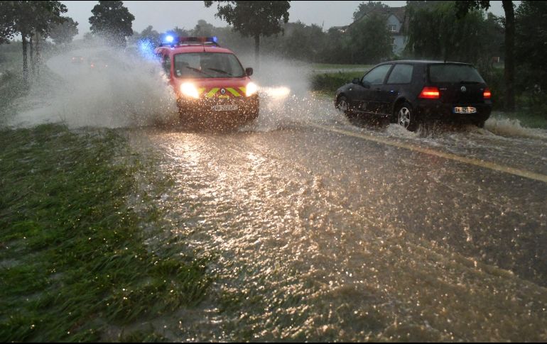 Las inundaciones han causado atascos de tráfico y cortes de luz en varias partes del país. AFP/S. Bozon