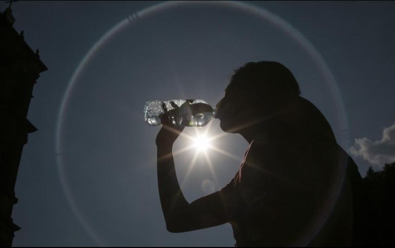 Sugieren a la población tomar medidas preventivas como hidratarse y no exponerse al sol durante tiempos prolongados. EFE / ARCHIVO