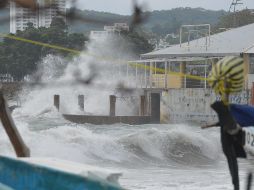 Protección Civil Guerrero pide a las personas que visitan las playas evitar acercarse a observar el rompimiento de las olas, ya que puede ser sorprendido por estas y sufrir algún accidente. NTX / ARCHIVO