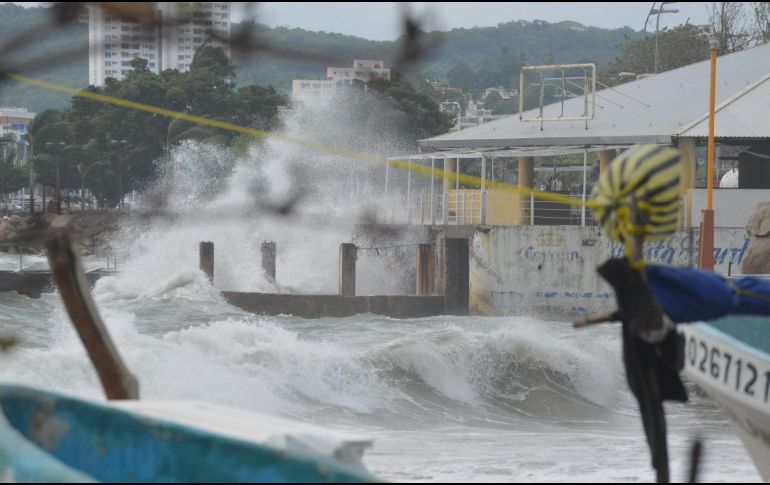 Protección Civil Guerrero pide a las personas que visitan las playas evitar acercarse a observar el rompimiento de las olas, ya que puede ser sorprendido por estas y sufrir algún accidente. NTX / ARCHIVO