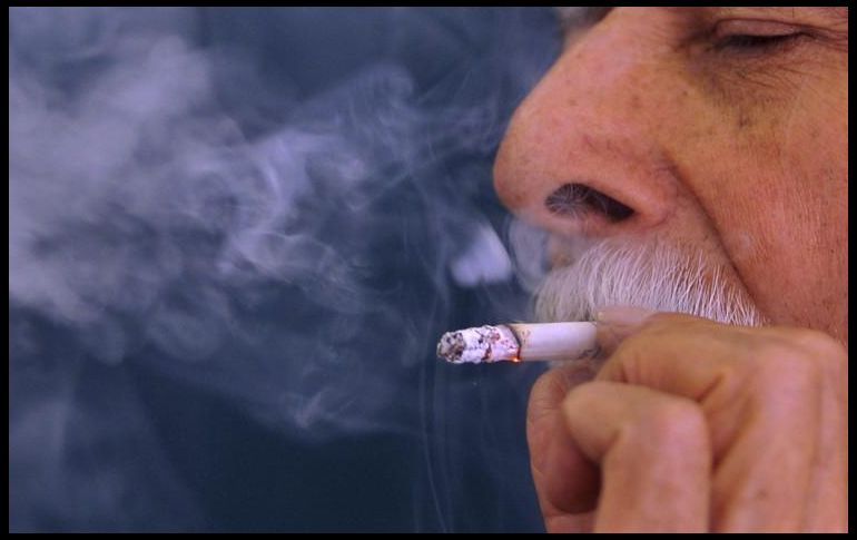 El coordinador de Atención al Envejecimiento Saludable de la Secretaría de Salud Jalisco recomienda a los varones evitar el consumo de tabaco. EFE / ARCHIVO