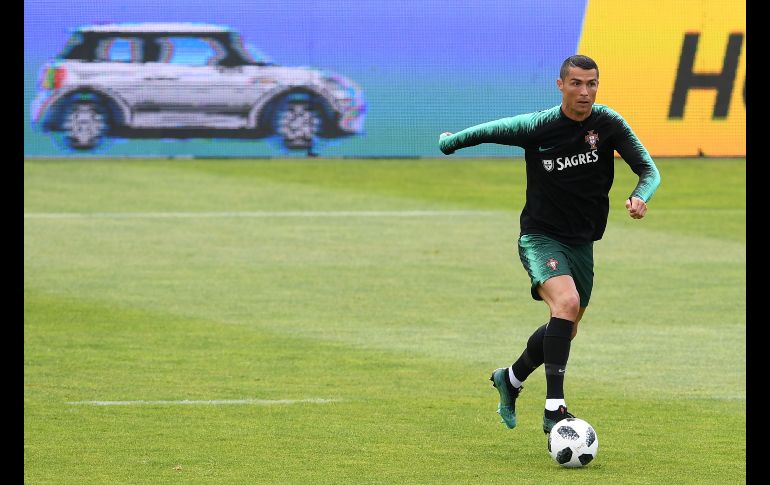 El delantero Cristiano Ronaldo asiste a una sesión de entrenamiento de la Selección portuguesa de futbol en Oeiras, Portugal. El equipo se prepara para la Copa del Mundo de Rusia. AFP/F. Leong