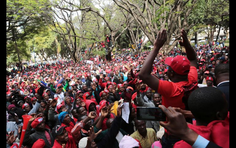 Opositores marchan en Harare, Zimbabue, en demanda de reformas electorales antes de los comicios del 30 de julio. AP/T. Mukwazhi
