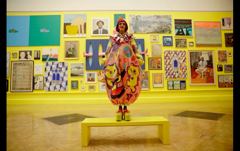El artista británico Grayson Perry posa en la Real Academia de Artes en Londres. Perry coordinó la exhibición de verano 2018 de la instititución, que muestra alrededor de mil 300 obras. AP/M. Dunham