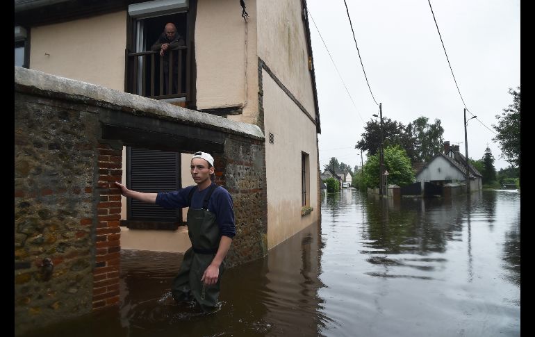 Un calle quedó inundada en Breteuil, Francia, tras el desbordamiento del río Iton debido a tormentas. AFP/J. Monier