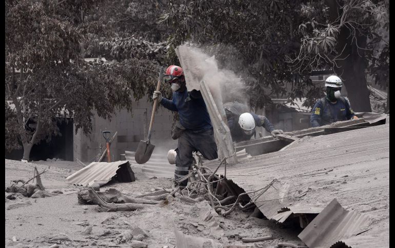 Los equipos de rescate continúan este martes la búsqueda de desaparecidos tras la erupción, el domingo, del volcán de Fuego en Guatemala.