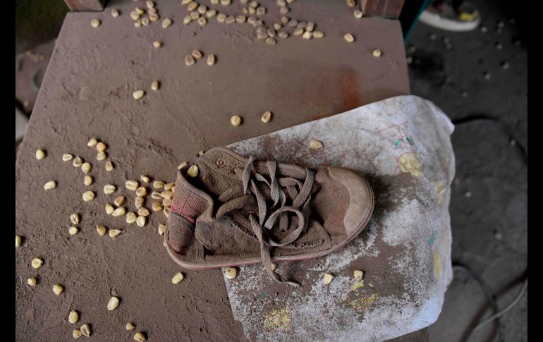 El zapato de un menor quedó cubierto de ceniza en un el poblado de San Miguel Los Lotes.