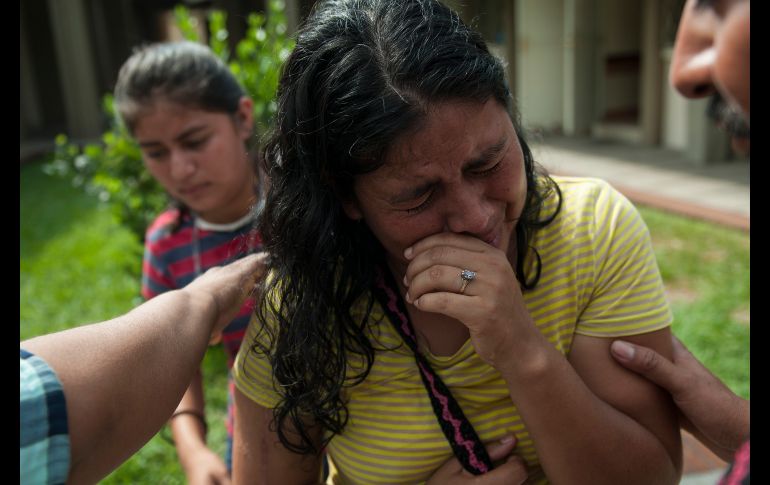 Lilian Hernández llora en un refugio cerca de Escuintla. Hernández perdió a 36 integrantes de su familia en San Miguel Los Lotes.