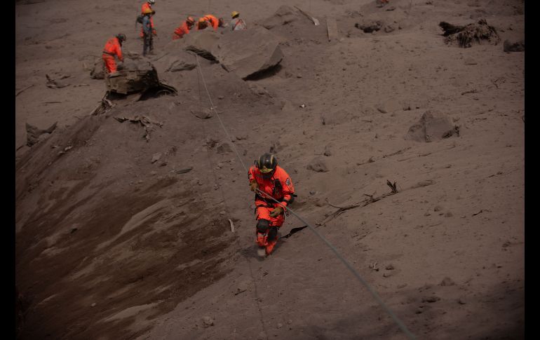 Las autoridades admitieron que será casi imposible hallar sobrevivientes, debido a la naturaleza de la erupción, que arrasó varios poblados cercanos con una avalancha de lodo y ceniza ardiente.