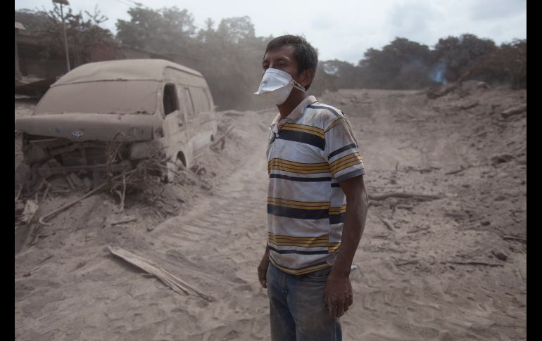 Un hombre aguarda la llegada de un equipo de rescate.