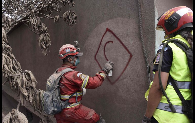 Rescatistas marcan una casa durante la búsqueda.