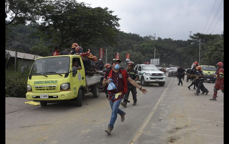 Voluntarios y rescatistas evacuan una zona de Escuintla.