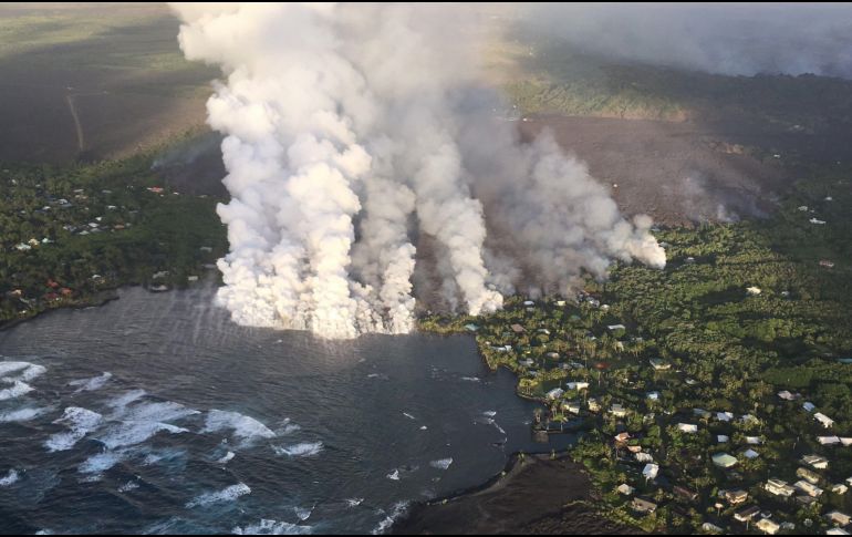 La lava ha estado fluyendo por fisuras que se abrieron en los barrios residenciales el mes pasado. EFE / Observatorio de Volcanes de Hawái del Servicio Geológico