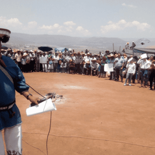 Wixárikas retienen a altos funcionarios por llevarles sólo promesas