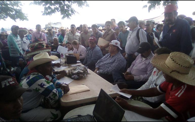 Este martes, servidores públicos de primer y segundo nivel del gobierno estatal y federal acudieron a dar seguimiento a un conflicto territorial entre los indígenas y ganaderos en Nayarit.  TWITTER / @Jnlomeli