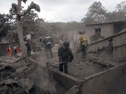 Habitantes de la zona del desastre han atestiguado que muchos de sus vecinos al parecer no pudieron salir a tiempo y que temen lo peor. AP / R. Abd