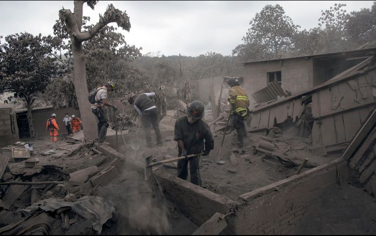 Habitantes de la zona del desastre han atestiguado que muchos de sus vecinos al parecer no pudieron salir a tiempo y que temen lo peor. AP / R. Abd