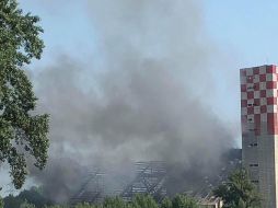 Decenas de bomberos se trasladaron a la planta de Silostra, de donde salía una columna de humo. TWITTER/@ITA6768