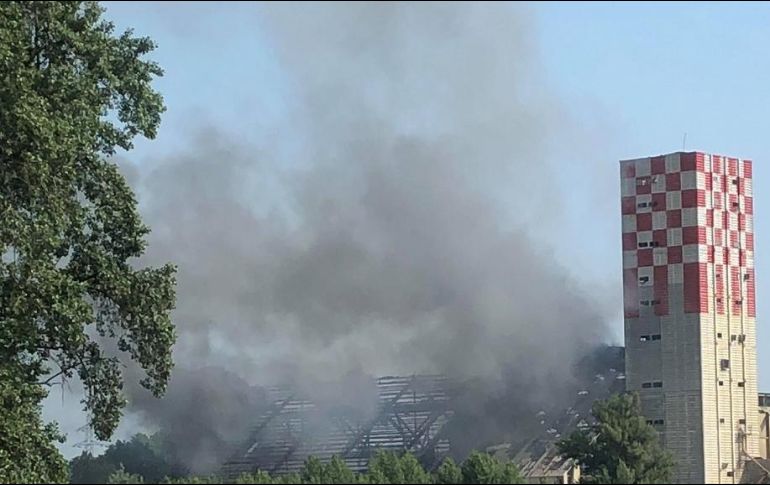 Decenas de bomberos se trasladaron a la planta de Silostra, de donde salía una columna de humo. TWITTER/@ITA6768