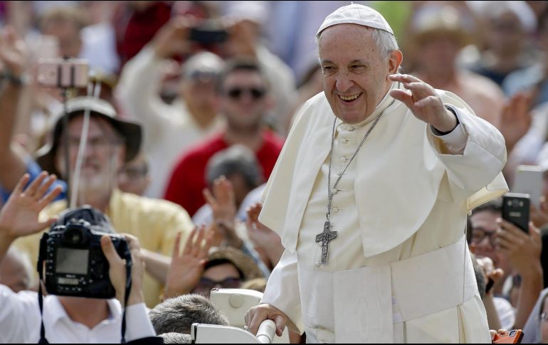 El Papa Francisco llega a su audiencia general de los miércoles en la Plaza de San Pedro del Vaticano. EFE/F. Frustaci