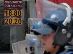 La moneda mexicana cerró en 20.70 por dólar, el precio máximo en lo que va del año. EFE/M. Guzmán
