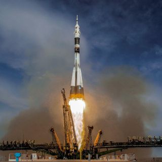 Tres astronautas parten a la Estación Espacial