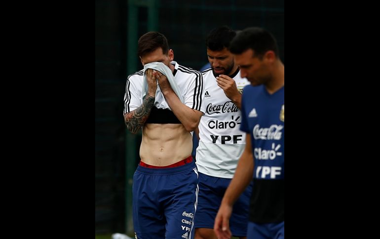 El argentino  Lionel Messi se seca la cara junto a su compañero Sergio Agüero, durante un entrenamiento de la Selección de furbol argentina en Sant Joan Despi, España. AP/M. Fernández