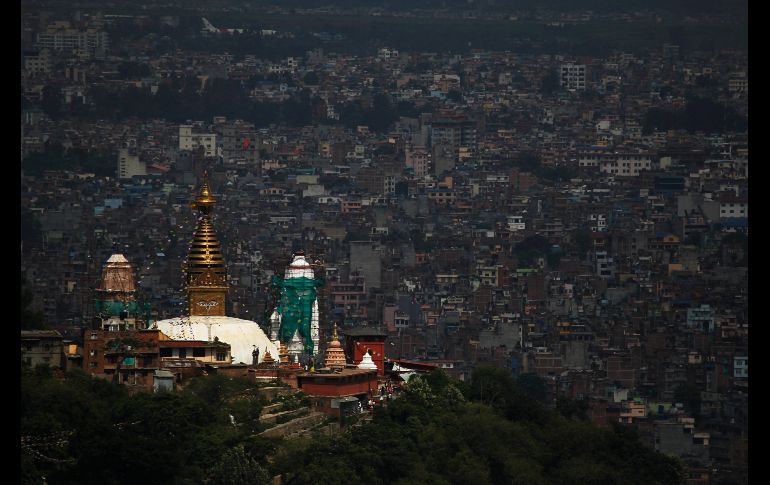 La luz del Sol ilumina la estupa Swayambhunath en Katmandú, Nepal. El sitio es un antiguo complejo religioso también conocido como el templo mono. AP/N. Shrestha