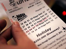 Kal Patel, cuyos padres son dueños de la tienda Pit Stop en Salina, devuelve el billete a un antiguo cliente. AP / ARCHIVO