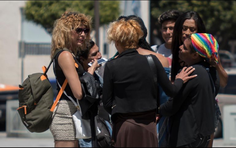 Las autoridades tienen el nombre de la mujer (izq) como Jeffry Hernández; dicen que fue detenida el 13 de mayo en San Diego. AP / ARCHIVO